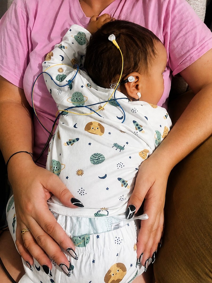 Bébé lors d'une séance de neurofeedback NeurOptimal®